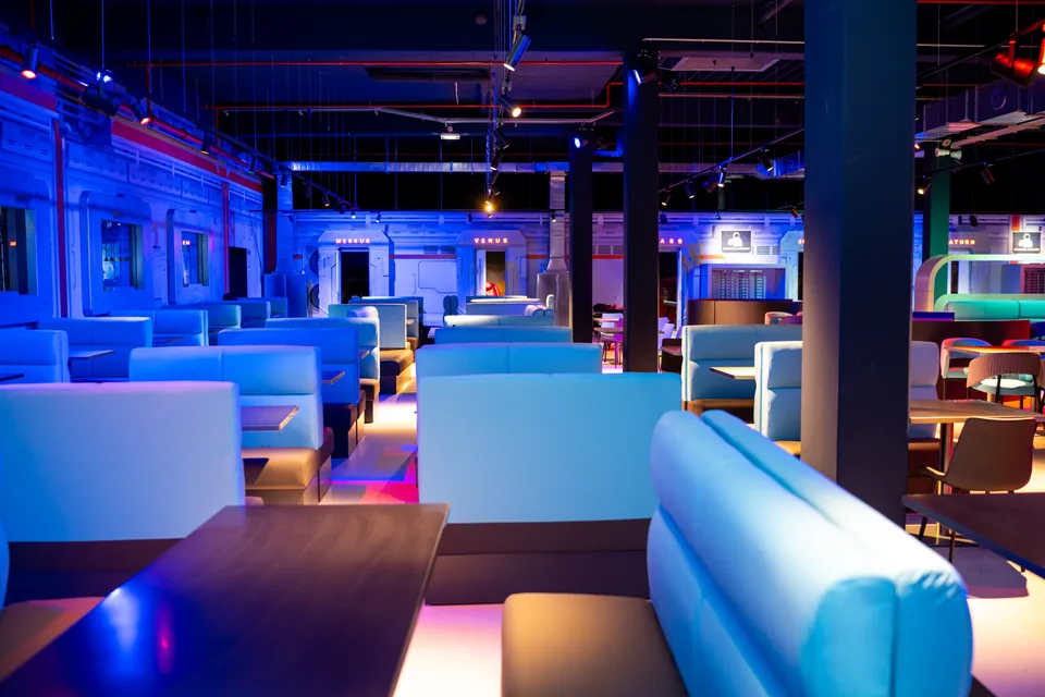 Sky High Diner mit blauen Sitznischen im Space Magic