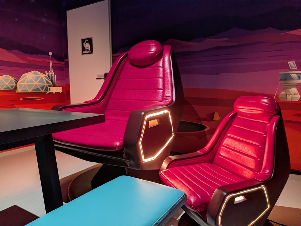 Mars-Themenraum mit roten Cockpit-Sesseln