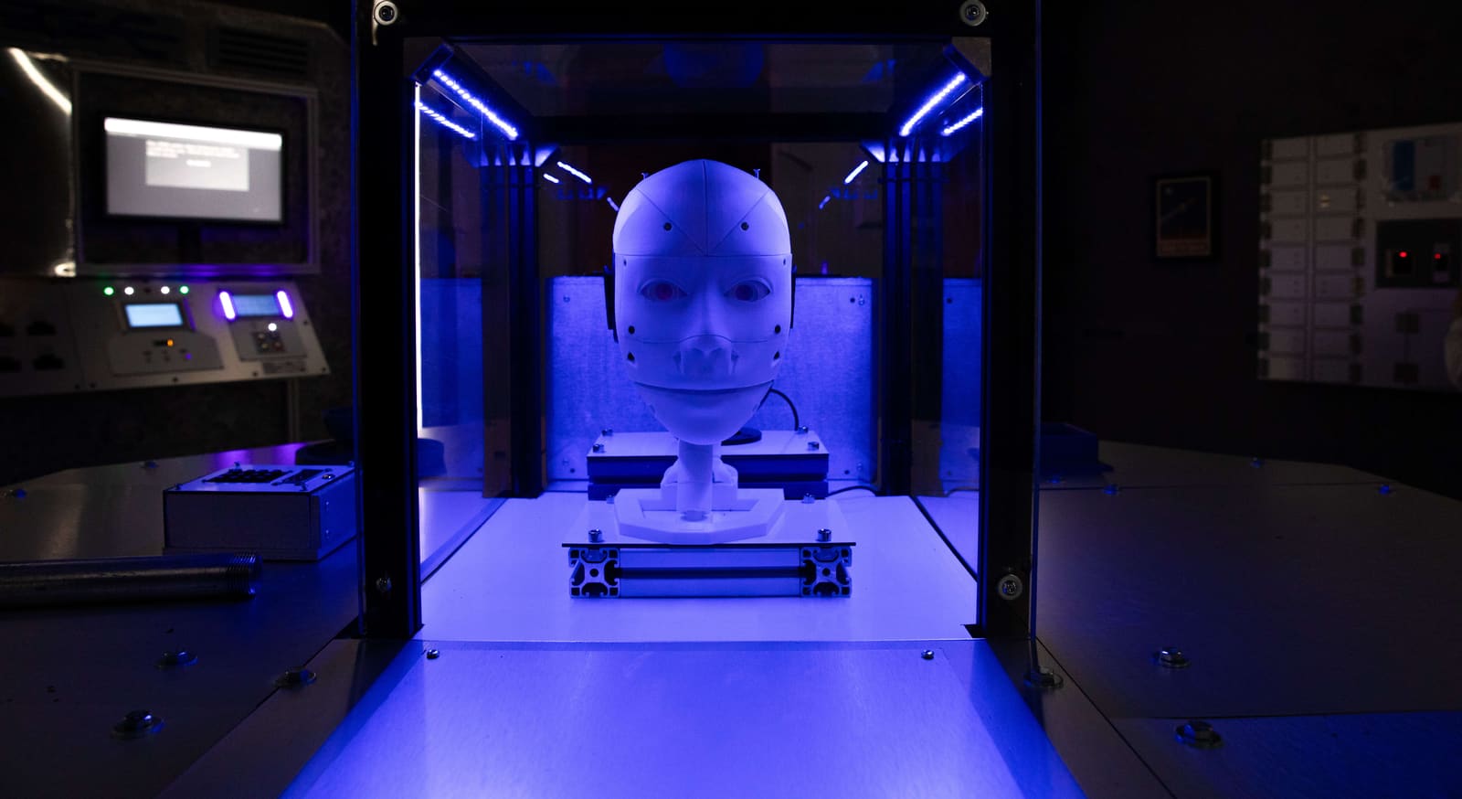Blau beleuchteter Escape Room mit rätselhafter Roboterfigur