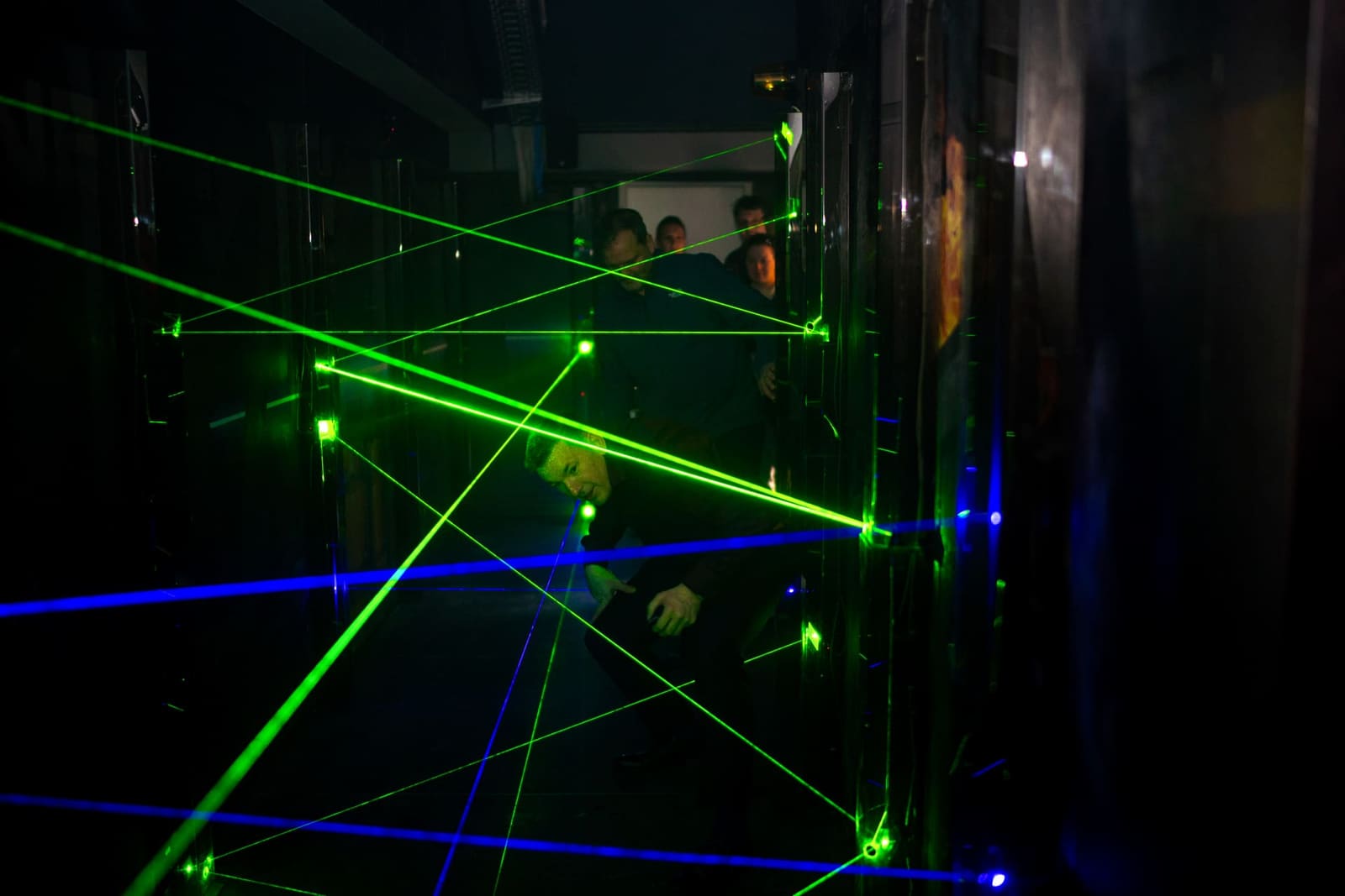 Laser-Parcours mit grünen Laserstrahlen