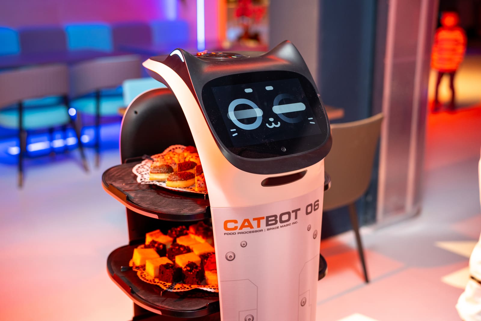Serviceroboter Catbot mit Gebäck im Sky High Diner