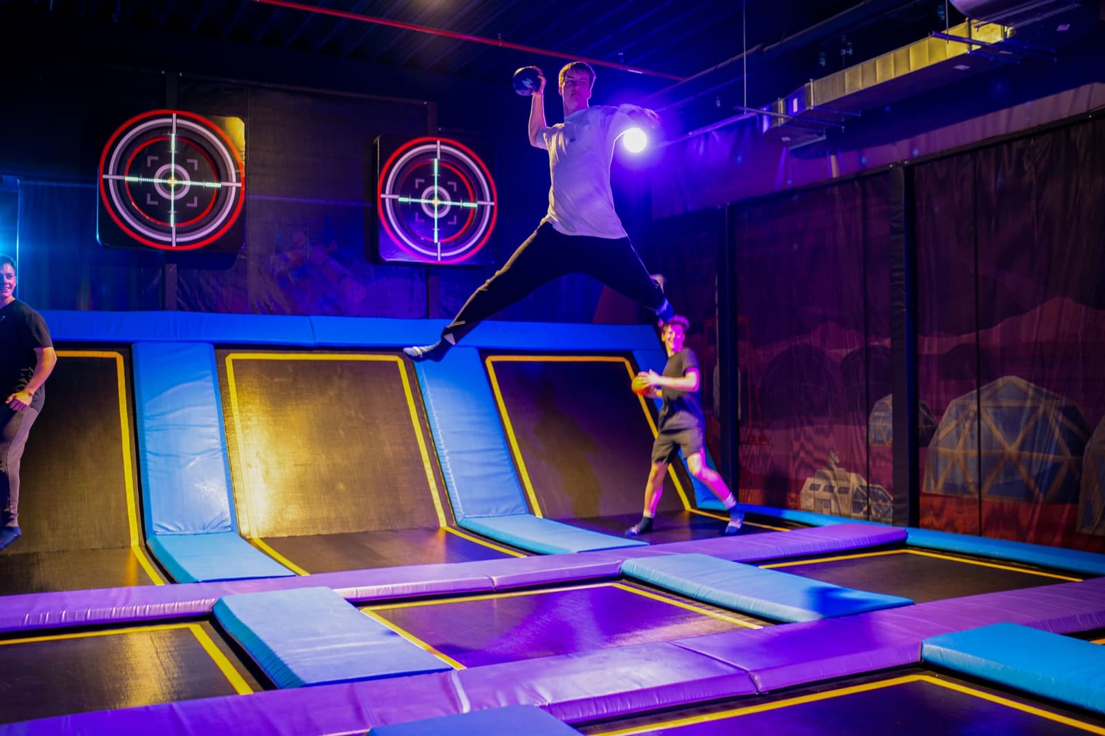 Gruppe beim Full-Body-Gaming in der ValoArena